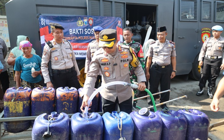 Kapolres Pasuruan Kota, AKBP Arief Ardiansyah Prasetyo, S.I.K., S.H., M.H., bersama jajarannya menyalurkan bantuan air bersih sebanyak 6.500 liter kepada warga