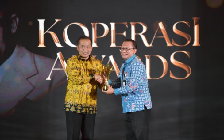 Menteri Desa dan Pembangunan Daerah Tertinggal Yandri Susanto dianugerahi penghargaan Award Trophy Kategori Bakti Koperasi Pradana Nayaka dari Kementerian Koperasi di St. Regis Jakarta, Kamis (20/8/2026)