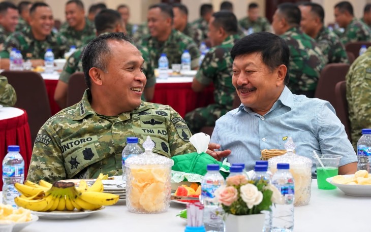 Danrem 081/DSJ Kolonel Arm Untoro Hariyanto makan siang bareng anggota, bertempat di Aula Jenderal Sudirman, Makorem 081/DSJ, Jl. Pahlawan No. 50, Kota Madiun