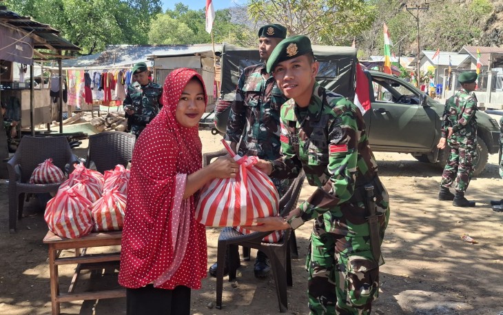 Jumat Berkah Yonarmed 12 Kostrad, Ringankan Beban Warga Kurang Mampu di Kampung Kelapa 2