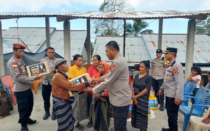 Polri Salurkan Bantuan Sosial untuk Warga Terdampak Gempa di Desa Kerirea