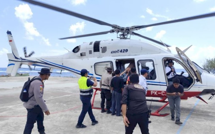 Polri Evakuasi Dua Warga Palue Lewat Jalur Udara, Lansia Korban Reruntuhan dan Ibu Hamil