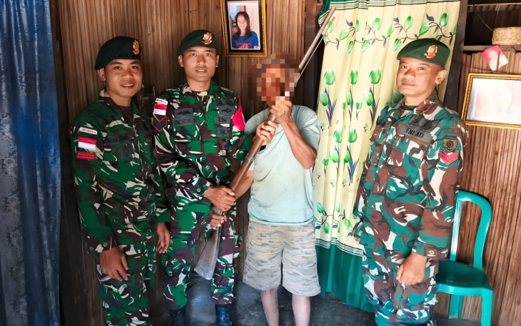 Yonarmed 12 Kostrad Perkuat Keamanan Perbatasan, Warga Serahkan Senjata Api Secara Sukarela