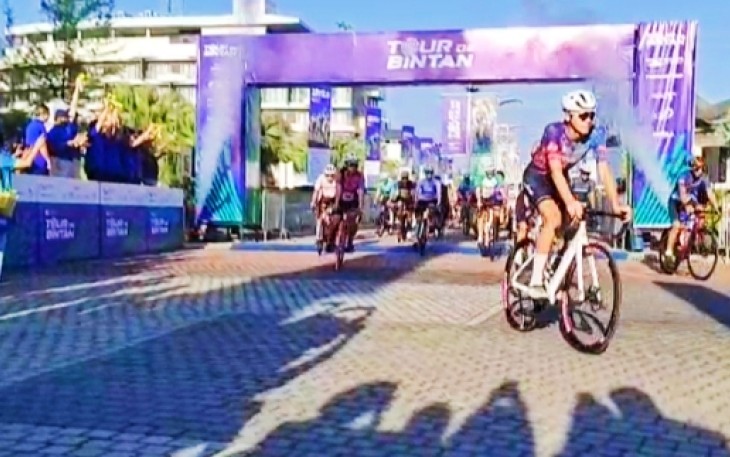 Ratusan peserta Tour de Bintan di Lepas Wagub Kepri Nyanyang Haris Pratamura di Kawasan Lagoi Bay
