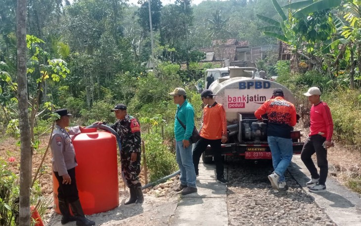 TNI-Polri dan BPBD Salurkan 4.000 Liter Air Bersih ke Warga Bogoran