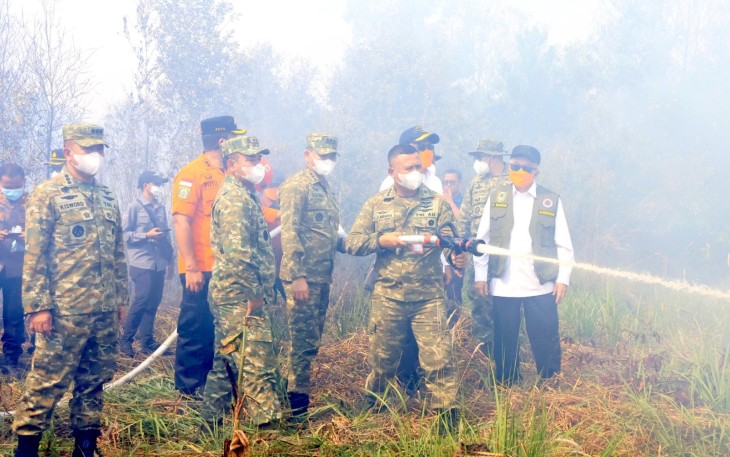 Komandan Lanud Sjamsudin Noor Pimpin Langsung Pemadaman Kebakaran Hutan dan Lahan di Kalimantan Selatan