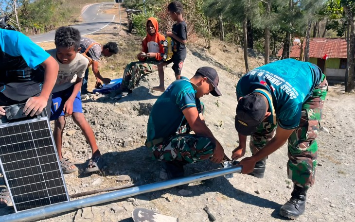 Sinergi Satgas dan Warga, Yonarmed 12 Kostrad Wujudkan Jalan Perbatasan yang Lebih Terang