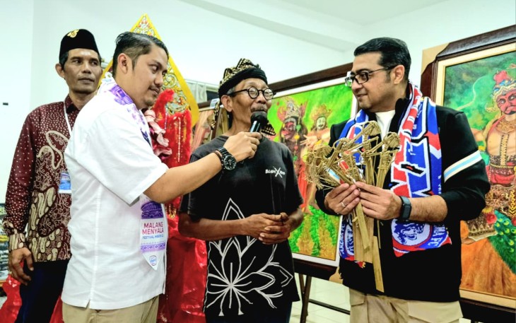 Menteri Ekonomi Kreatif/Kepala Badan Ekonomi Kreatif (Ekraf), Teuku Riefky Harsya, meninjau rangkaian Festival Mbois 11 bertemakan Malang Menyala di Kota Malang, Jawa Timur, Sabtu (22/8/2026)