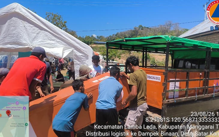 Proses distribusi bantuan logistik bagi warga terdampak bencana gempabumi M7,7 di Kecamatan Lamba Leda, Kabupaten Manggarai Timur, Minggu (23/8)