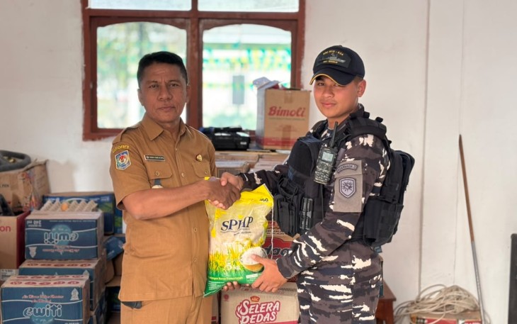 KRI Hiu-634 Salurkan Bantuan Kemanusiaan di Pulau Pemana