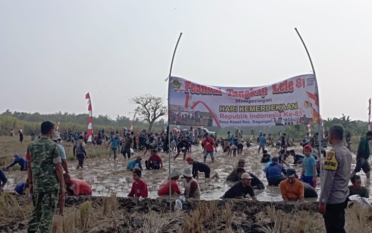 Festival Tangkap Lele Meriahkan HUT Ke-81 RI, Babinsa Dagangan Hadir Dampingi Warga di Persawahan