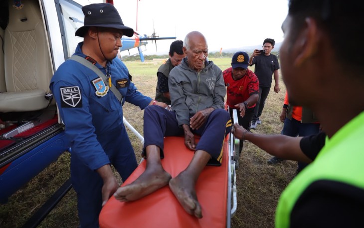 Proses evakuasi penyintas bernama Yohanis Riba (75) yang mengalami memar kaki setelah tertimpa reruntuhan bangunan akibat gempa M 7,7 Flores di Bandara Frans Seda, Maumere, Kabupaten Sikka, Nusa Tenggara Timur, Minggu (23/8)