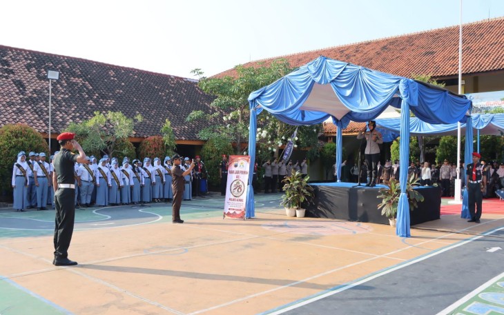 Kapolres Kendal AKBP Ratna Quratul Ainy, S.I.K., M.Si. turun langsung menjadi Inspektur Upacara sekaligus memberikan pembinaan kepada pelajar di SMK Bina Utama Kendal, Senin (24/8/2026)