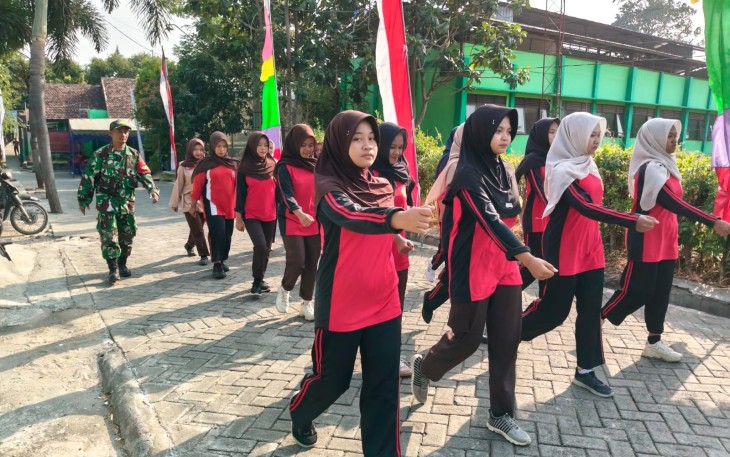 Babinsa Kodim Ponorogo Latih Kedisiplinan Siswa Melalui Baris Berbaris 