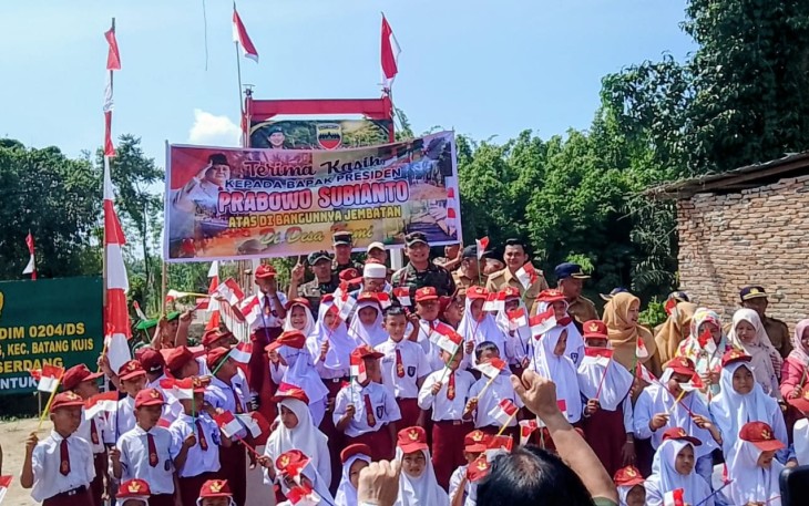 Panglima Kodam I/Bukit Barisan (Pangdam I/BB), Mayjen TNI Hendy Antariksa, menggelar kunjungan kerja sekaligus menyerahkan Bantuan Sosial (Bansos) kepada masyarakat di Kabupaten Deli Serdang, Senin (24/8/2026)