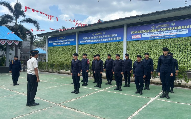 Kepala Kesatuan Pengamanan Lembaga Pemasyarakatan (Ka. KPLP) Lapas Kelas IIA Binjai, Rudi Icuana Sembiring, memimpin apel regu pengamanan, Senin (24/8/2026)