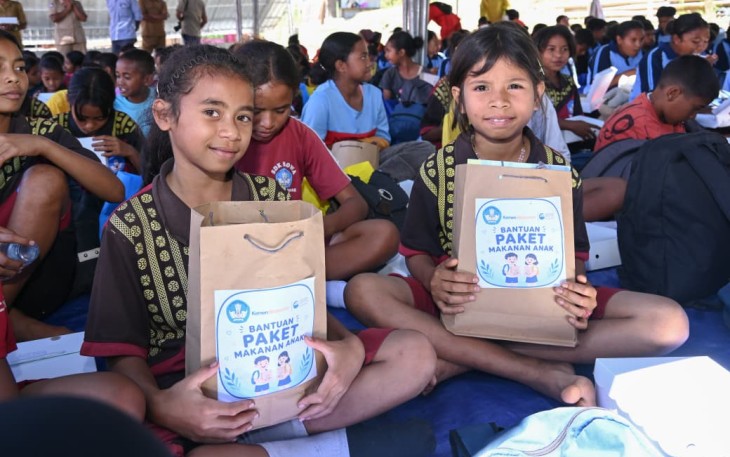 Anak-anak sekolah terdampak gempa NTT menerima bantuan, Senin (24/8)