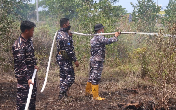 TNI AL dan Tim Gabungan Berupaya Padamkan Karhutla di Banjar Baru 