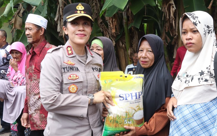 Kapolres Karimun Kunjungi Polsek Buru dan Salurkan Bansos untuk Warga
