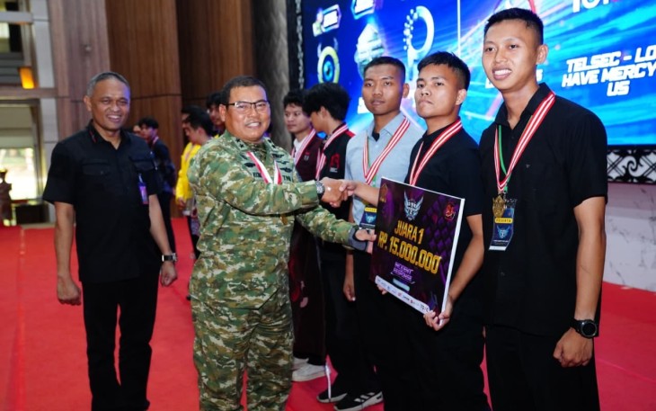 Asisten Komunikasi dan Elektronika (Askomlek) Panglima TNI Marsda TNI Basuki Rochmat secara resmi menutup Rise The Ranger 2 Cyber Competition 2026 di GOR A. Yani, Mabes TNI