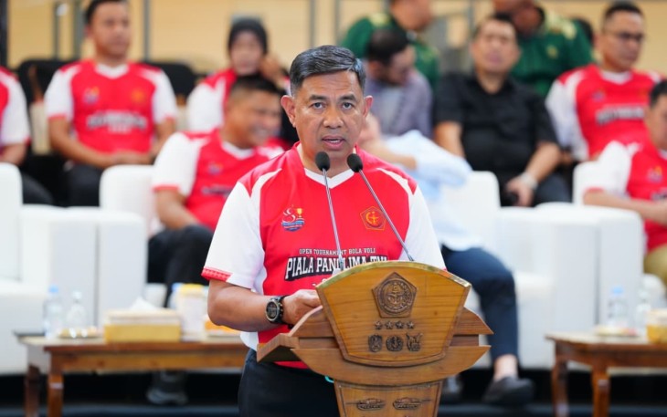 Asisten Personel (Aspers) Panglima TNI Marsda TNI Djohn Amarul, S.A.B. secara resmi membuka Open Tournament Bola Voli Piala Panglima TNI Tahun 2026 