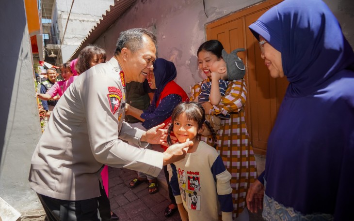 Polrestabes Surabaya Salurkan Paket Sembako Lewat Program 'Luthfie.Daily Berbagi'