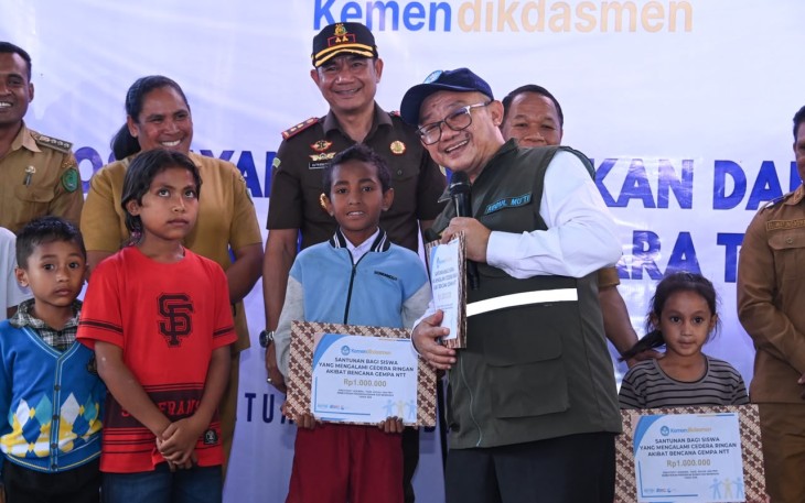 Menteri Pendidikan Dasar dan Menengah (Mendikdasmen), Abdul Mu’ti, saat mengunjungi SD Inpres Ngelapadhi pada Senin (24/8)
