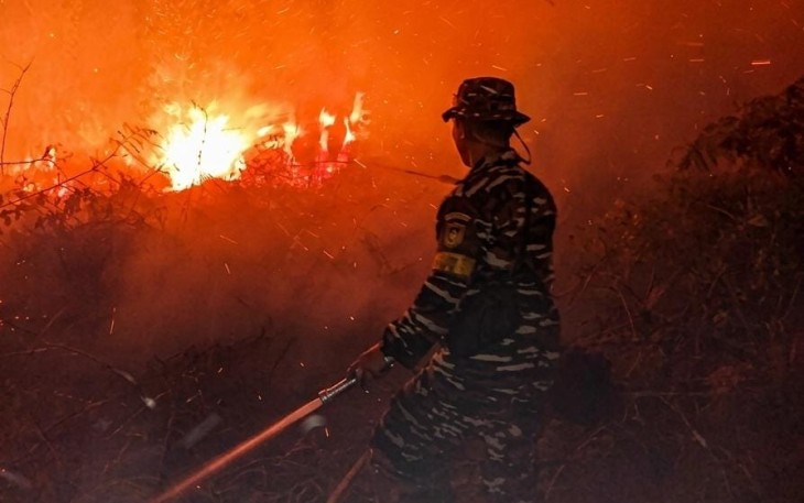 TNI AL Bersama Tim Gabungan Padamkan Kebakaran di Jambi 