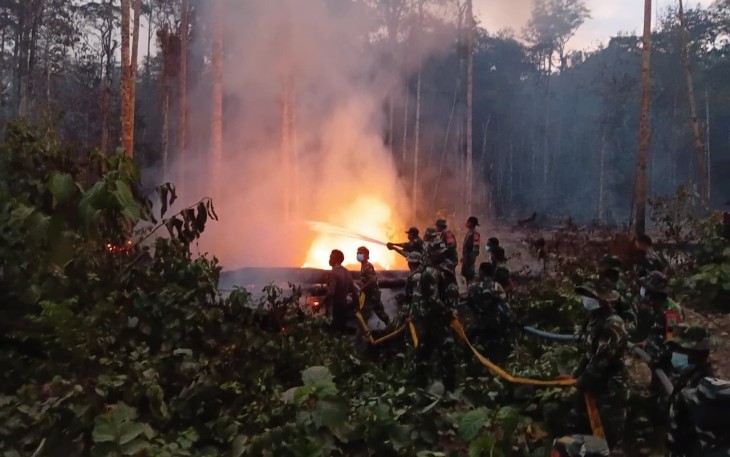 Kodam XVIII/Kasuari Bersama Tim Gabungan Kendalikan Karhutla di Kampung Unggi