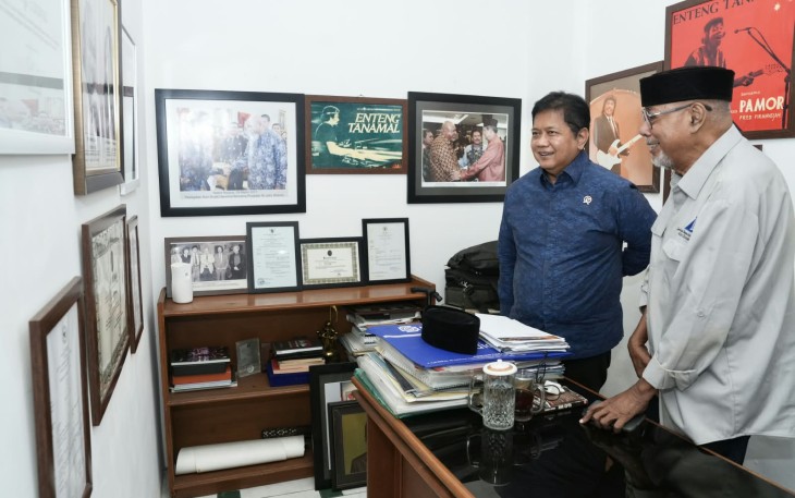Wamentrans Viva Yoga bersama Enteng Tanamal di Sekretariat KCI, Jakarta