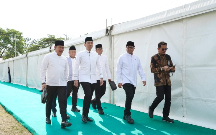Wakil Ketua MPR RI, Edhie Baskoro Yudhoyono (Ibas) (kedua kiri), bersama Menteri Ekonomi Kreatif/Kepala Badan Ekonomi Kreatif (Ekraf), Teuku Riefky Harsya (kedua kanan), saat menghadiri Muktamar ke-35 Nahdlatul Ulama (NU) di Lapangan Untung Suropati, Tambakberas, Jombang, Jawa Timur, Kamis (27/8/2026)