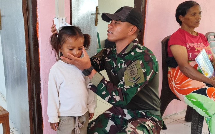 Yonarmed 12 Kostrad Hadir di Posyandu Suntoi, Jaga Kesehatan Generasi dan Lansia Perbatasan