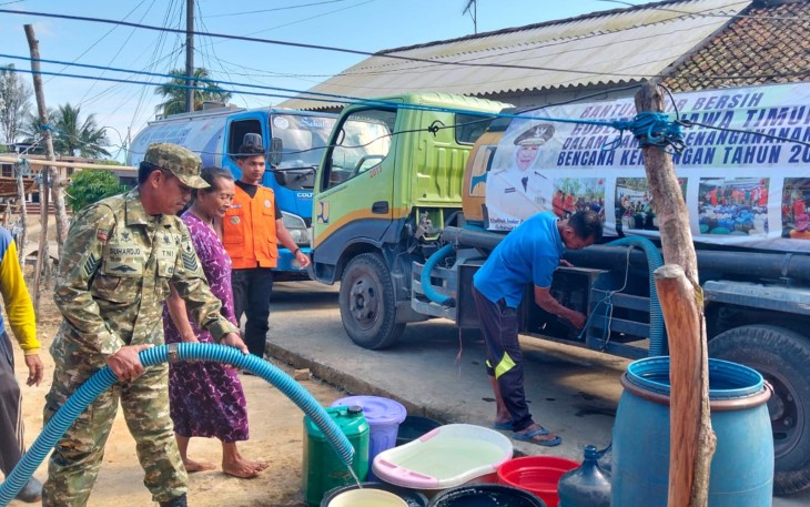 TNI-Polri dan BPBD Salurkan 24.000 Liter Air Bersih ke Warga Panggul