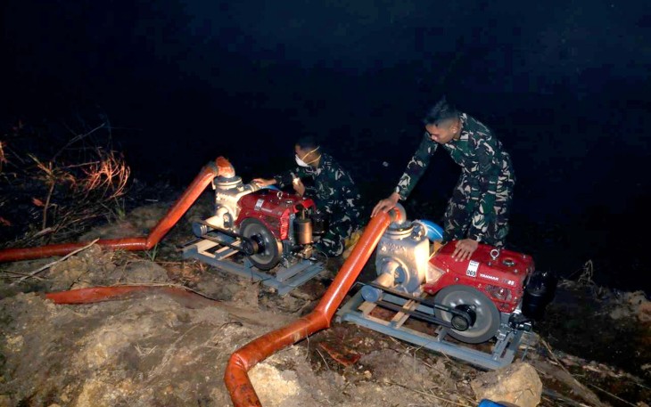 Tak Kenal Lelah dan Waktu, Satgas Irigasi Lanud Sjamsudin Noor Perkuat Penanganan Karhutla Hingga Dini Hari