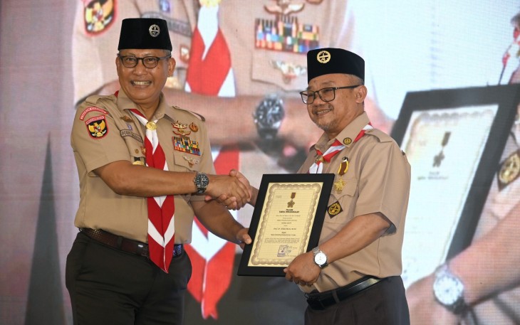 Menteri Pendidikan Dasar dan Menengah (Mendikdasmen), Abdul Mu’ti, menerima tanda penghargaan Gerakan Pramuka berupa Lencana Darma Bakti