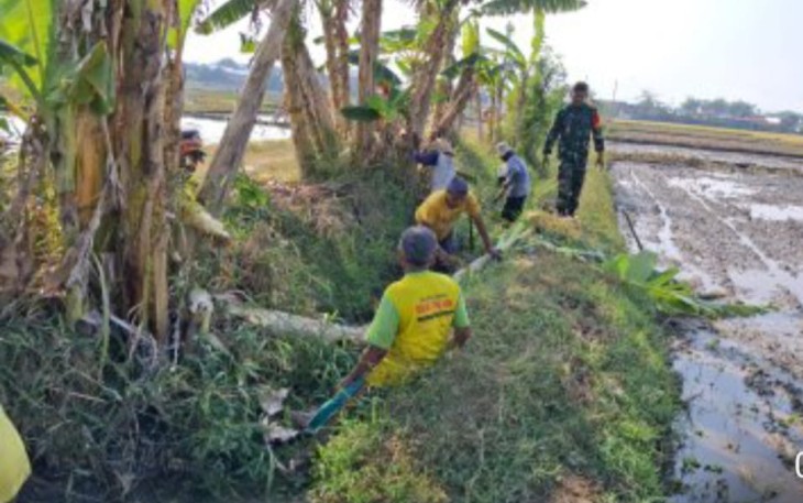 Babinsa Ponorogo Kerja Bakti Bersama Warga