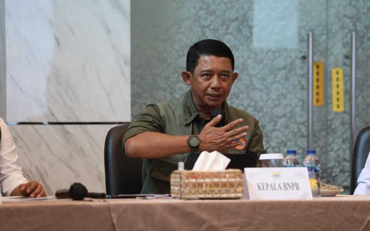 Kepala BNPB Letjen TNI Dr. Suharyanto, S.Sos., M.M., saat memimpin rapat koordinasi teknis penanganan karhutla di Provinsi Jambi yang berlangsung di ruang rapat Bandara Sultan Thaha Saifuddin, Kota Jambi