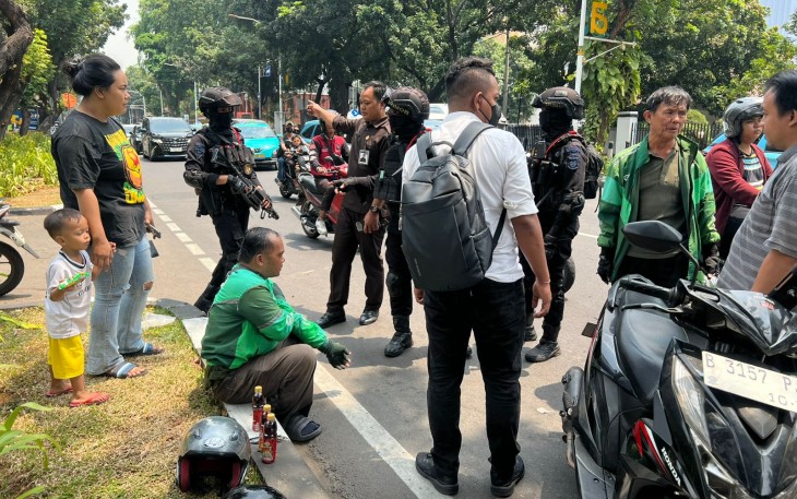 Brimob Polda Metro Jaya Patroli Cipta Kondisi, Bantu Pengemudi Ojol Kecelakaan di Kebun Sirih