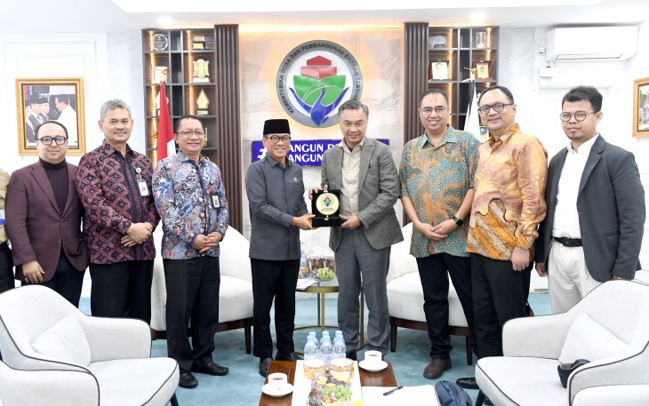 Mendes Yandri saat menerima audiensi Penasihat Senior Starbucks Wilayah Asia, Dino Patti Djalal, beserta jajaran, di ruang kerjanya, Kemendes PDT, Kamis (03/09/2026)