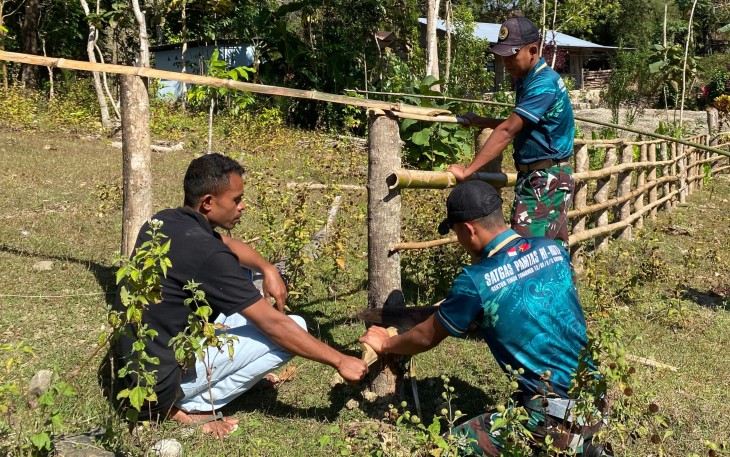 Semangat Gotong Royong di Perbatasan, Yonarmed 12 Kostrad Bantu Warga Siapkan Lahan