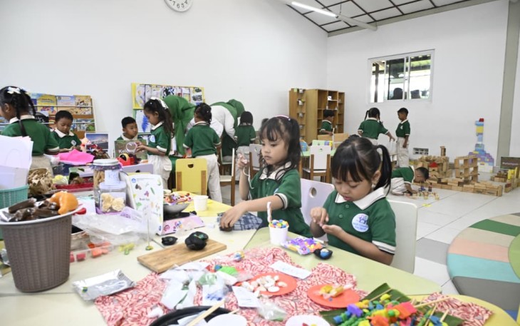 Anak-anak antusias belajar di ruang kelas