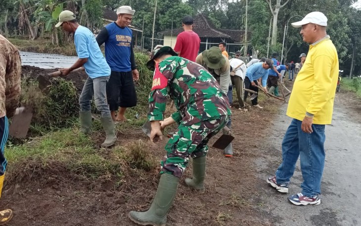 Babinsa dan Perangkat Desa Bader Bersihkan Jalan, Gotong Royong Jaga Kenyamanan Warga