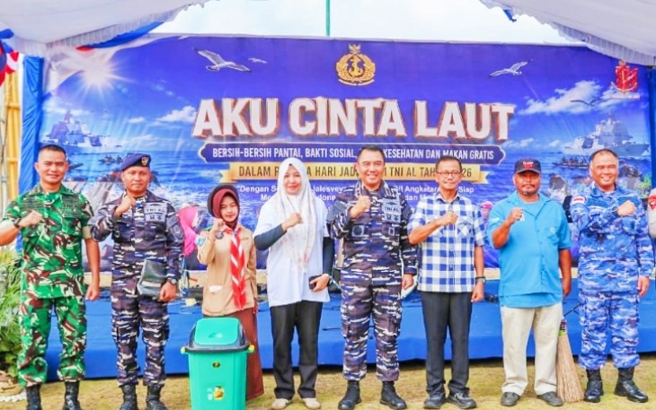 Sinergi TNI AL bersama Pemerintah dan Masyarakat kompak bersih bersih pesisir pantai sempena Hari Jadi TNI AL