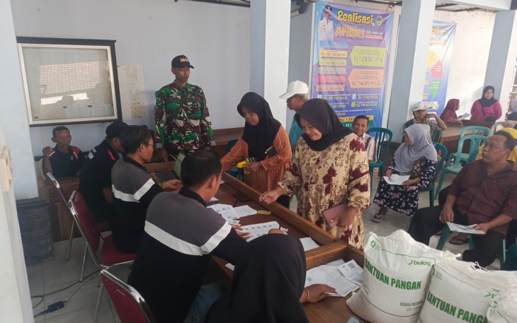 Babinsa Ngadirojo Dampingi Pendistribusian Penyaluran Bantuan Pangan Beras