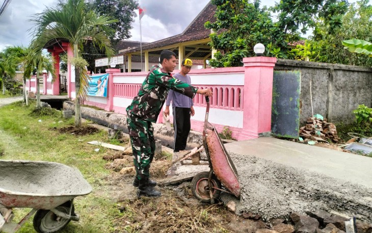 Babinsa dan Warga Kepet Gotong Royong, Buka Akses Menuju Lahan KWT Mekar Sari