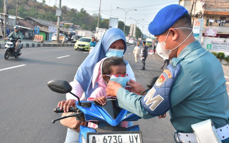 TNI AL Bagikan Masker dan Edukasi Warga Pesisir 