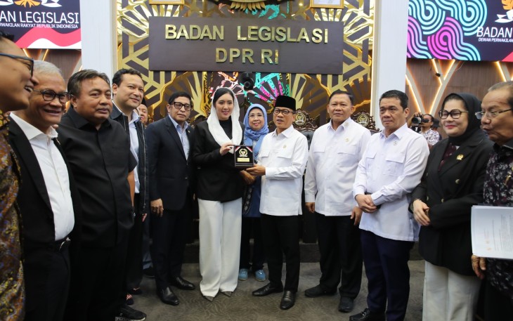 Menteri Desa dan Pembangunan Daerah Tertinggal (Mendes PDT) Yandri Susanto dan Wakil Mendes PDT Ahmad Riza Patria menghadiri rapat kerja dengan Badan Legislasi Dewan Perwakilan Rakyat Republik Indonesia (Baleg DPR RI) di ruang rapat Baleg DPR RI, Senayan, Senin (7/9/2026)