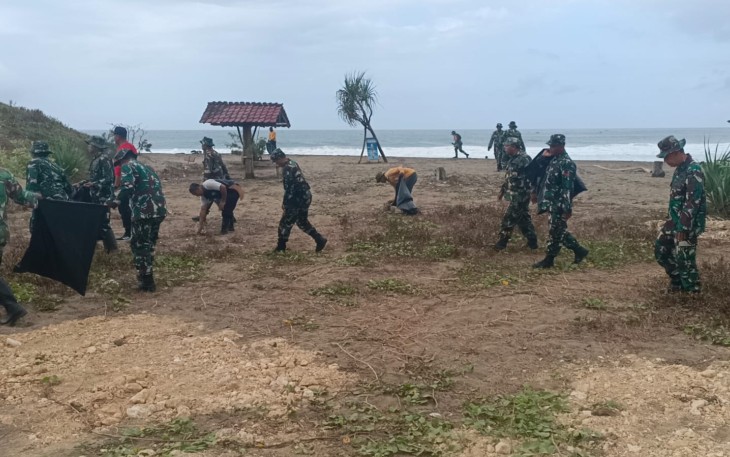 TNI Bersama Warga Bergerak, Pantai Dlodo Dibersihkan Jelang HUT ke-81