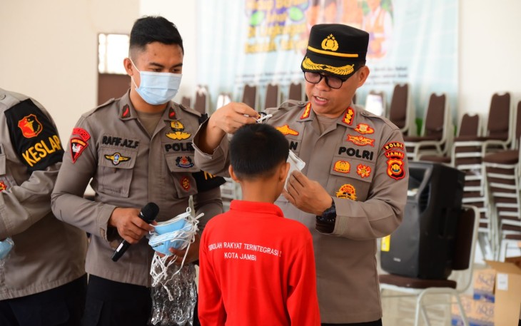Brimob Polda Jambi Beri Motivasi serta Perhatian Kesehatan Pelajar Sekolah Rakyat