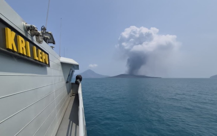 TNI AL Siagakan KRI dan Personel Sar di Selat Sunda 
